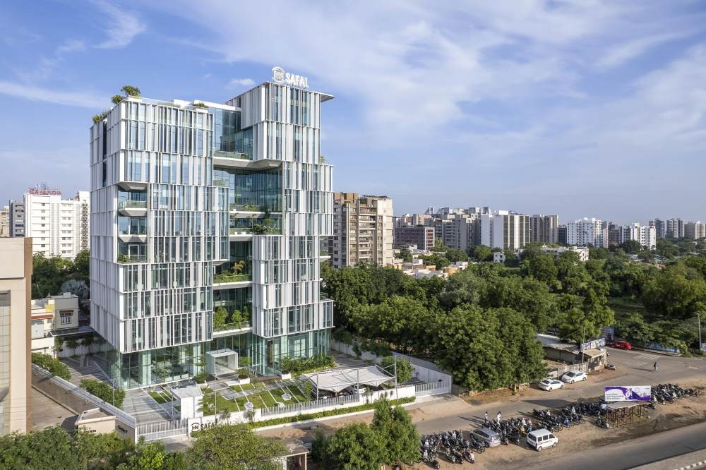 Grünes Wahrzeichen: Der Neubau setzt mit Doppelfassade und Terrassierung einen urbanen Akzent in Ahmedabad. Abbildung: Umang Shah