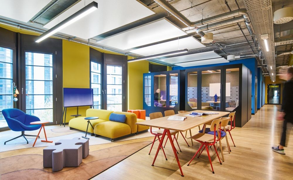 Flexibilität im Fokus: Offene Begegnungszonen mit farbiger Möblierung und wohnlicher Atmosphäre. Abbildung: Joachim Grothus