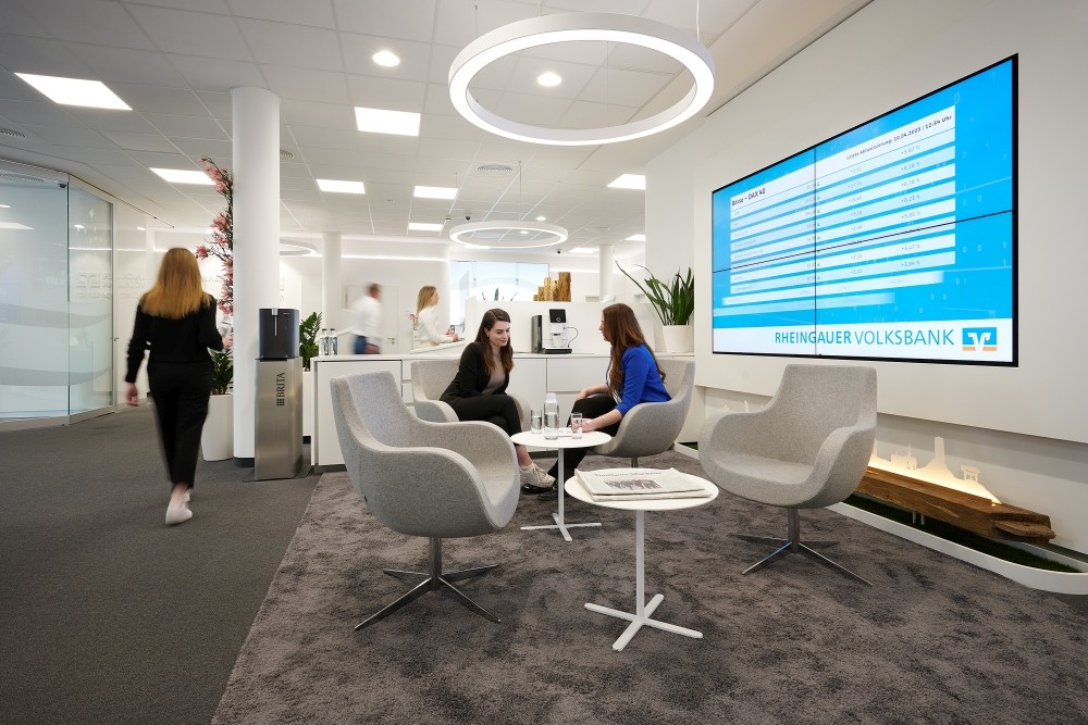 In der Lounge der Hauptstelle der Rheingauer Volksbank können sich Kunden sowie Mitarbeitende am Brita-Wasserspender bedienen. Abbildung: Andreas Huber, Copyright: Brita