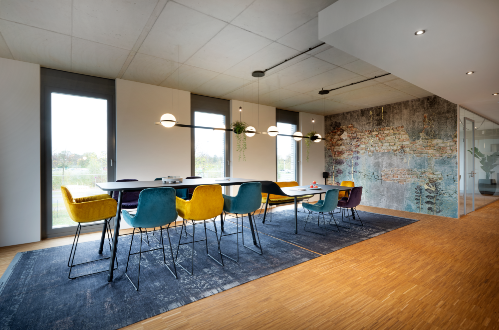 Tisch mit maßgefertigter Verbindungswelle: Die Flexibilität von Wini beim Customizing. Abbildung: Wini