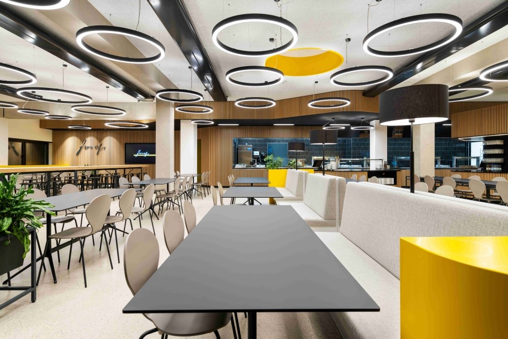 Die Möblierung des Betriebsrestaurants ist flexibel, sodass auf der 350 m2 großen Fläche auch Events stattfinden können. Abbildung: Jens Pfisterer, Konrad Knoblauch GmbH