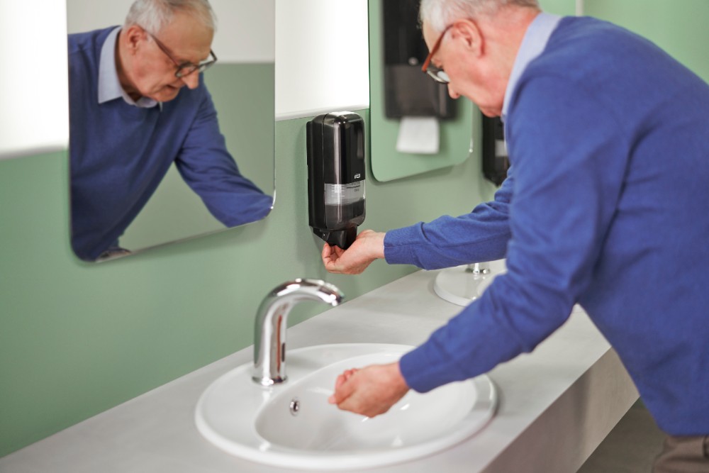 Studie zur Waschraumhygiene: Saubere Sache oder waschechter Albtraum? Vier von fünf Personen sind unzufrieden mit der Hygiene in öffentlichen Waschräumen. Abbildung: Tork