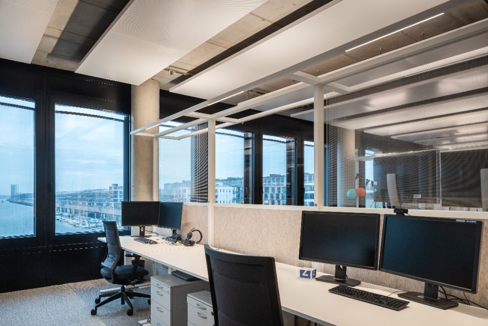 Büromöbel mit integrierter Beleuchtung: Der Truck-Raumteiler übernimmt die Ar¬beitsplatz- und Allgemeinbeleuchtung. Abbildung: Trilux