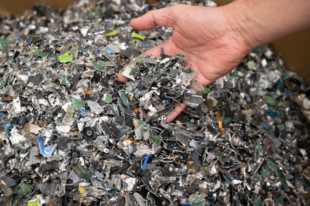 Gebrauchte Hardware wird oft geschreddert, um sämtliche Daten auf den Geräten zuverlässig zu vernichten. Abbildung: AfB Group