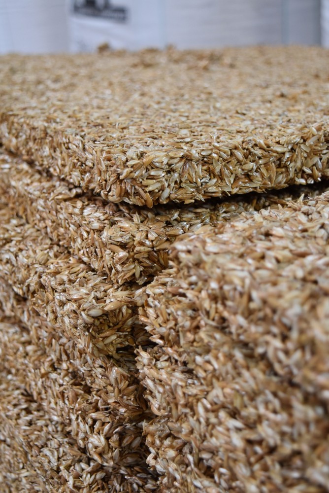 Dinkelspelzen bilden die Basis des Akustikmaterials PreDinkel. Abbildung: Preform