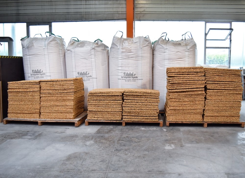 Vom Feld in die Produktion und dann den Raum: Aus dem Nebenprodukt regional angebauten Dinkels entsteht ein nachhaltiger Schallabsorber. Abbildung: Preform