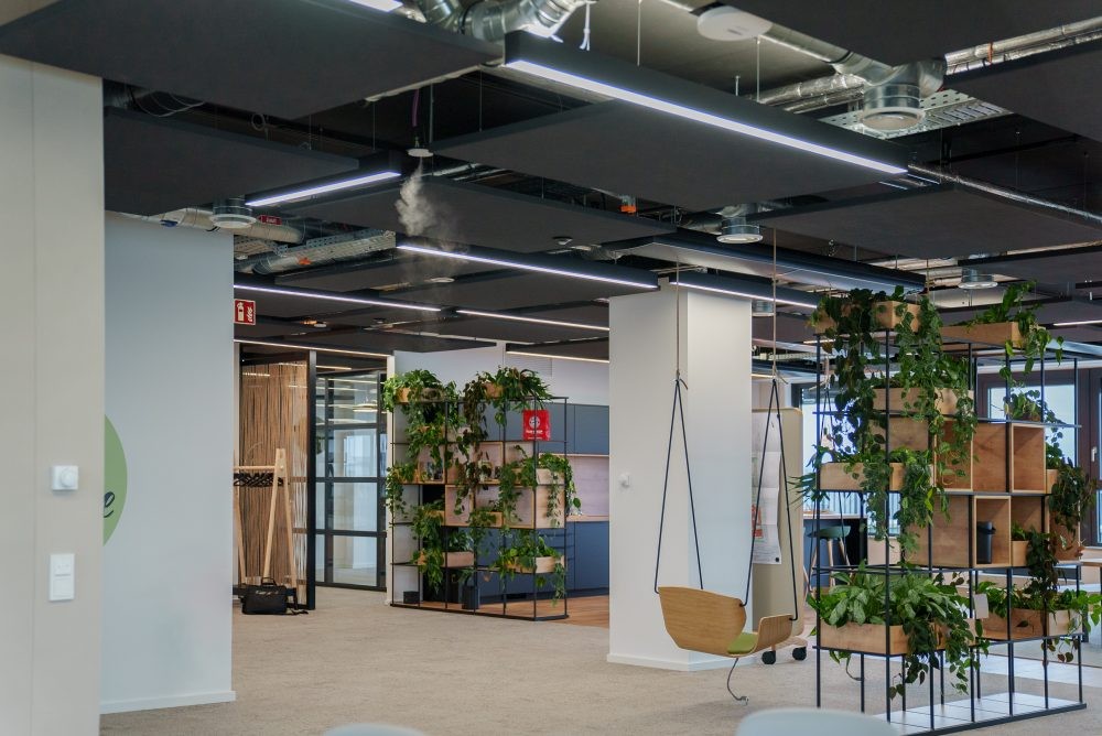 Im Betrieb kann man die feinsten Wassertröpfchen sehen – zumindest in der Nähe des Spots. Abbildung: Condair