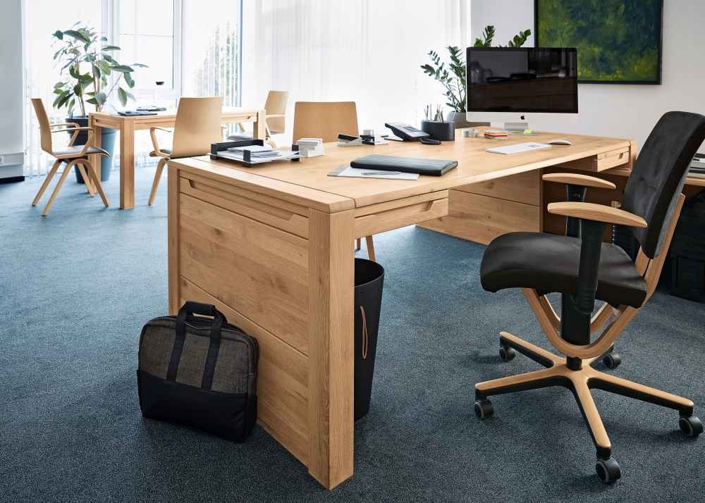 Die Möbelwerke A. Decker GmbH bezieht für ihre Massivholzmöbel Schnittholz direkt aus dem nahen Wald und verarbeitet es unter anderem zu langlebigen Büromöbeln aus Buche. Abbildung: A. Decker GmbH