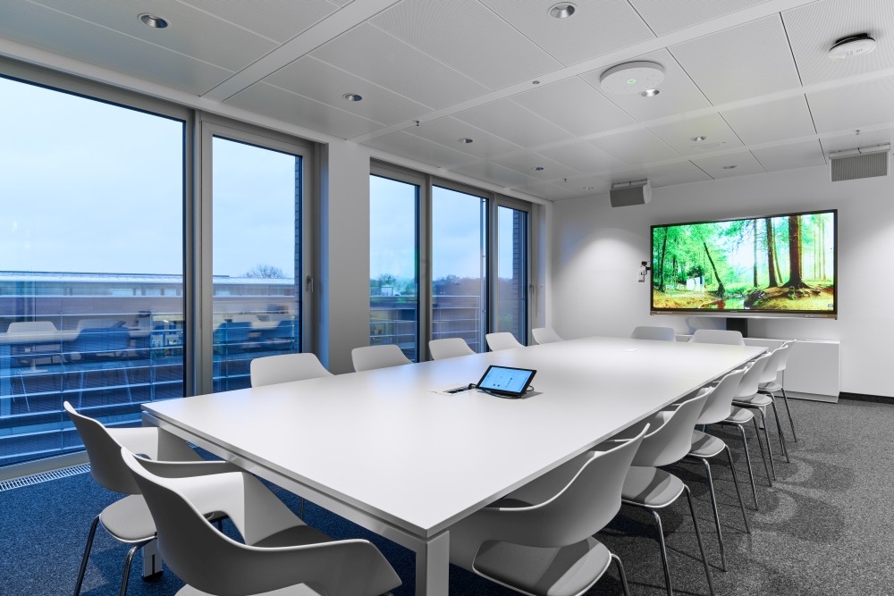 TCC-M-Mikrofone von Sennheiser wurden in 34 Schulungs- und Meetingräumen der IHK Hannover installiert. Abbildung: Pik AG, 2024