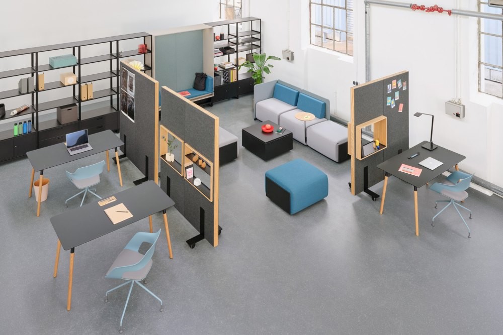 Die Holzkomponenten des Trennwandsystems Edge sind mit Filz beschichtet und lassen sich immer wieder neu kombinieren. Abbildung: Vario Büroeinrichtungen, Constantin Meyer