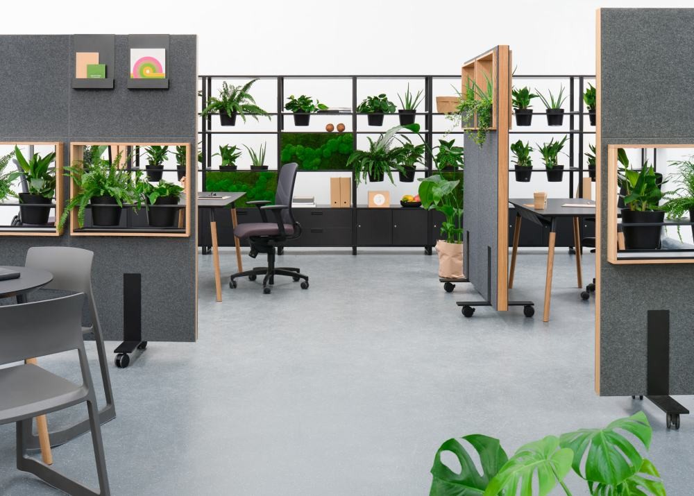 Das mobile Trennwandsystem Edge ermöglicht das leichte Konstruieren von temporären Raumstrukturen. Abbildung: Vario Büroeinrichtungen, Constantin Meyer