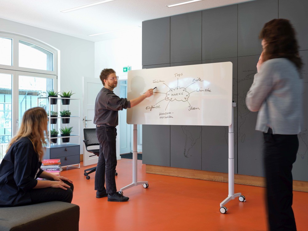 Die klappbare Tischplatte des Vario Move lässt sich schnell zur Präsentationsfläche umwandeln. Abbildung: Vario Büroeinrichtungen, Eva Jünger