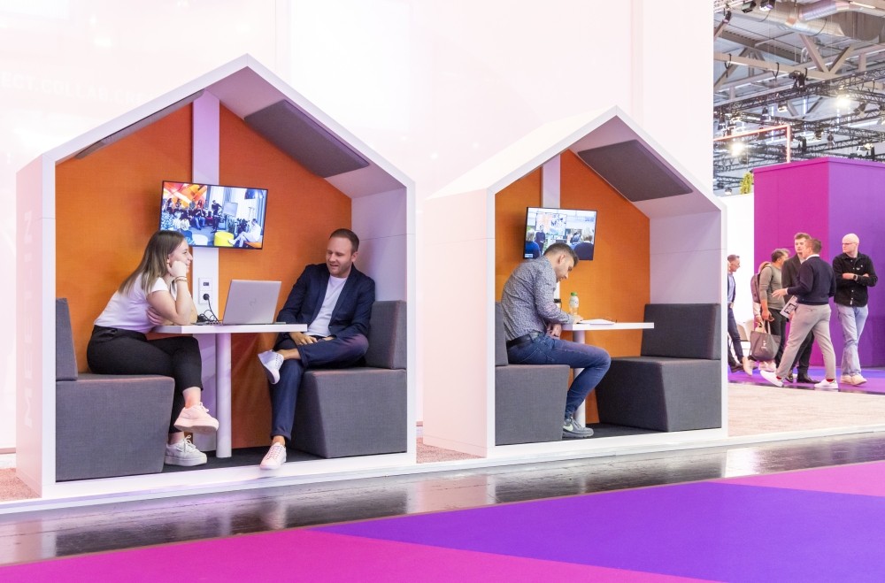 Nach ihrer Neuausrichtung im Jahr 2024 verspricht die Orgatec erneut spannende Impulse zum Thema „Arbeit neu denken“. Abbildung: Koelnmesse GmbH/Hanne Engwald