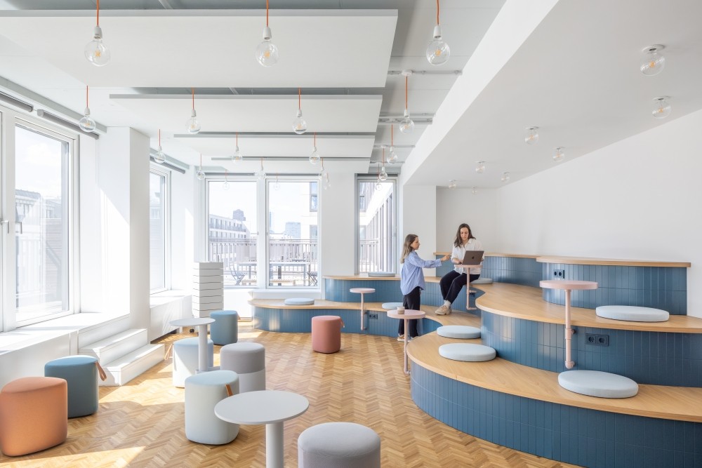 Beim Verband Forschender Arzneimittelhersteller (vfa) wurden die Deckensegel Ecophon Solo Square und Ecophon Solo Rectangle verwendet. Fotos: Ana Skobe