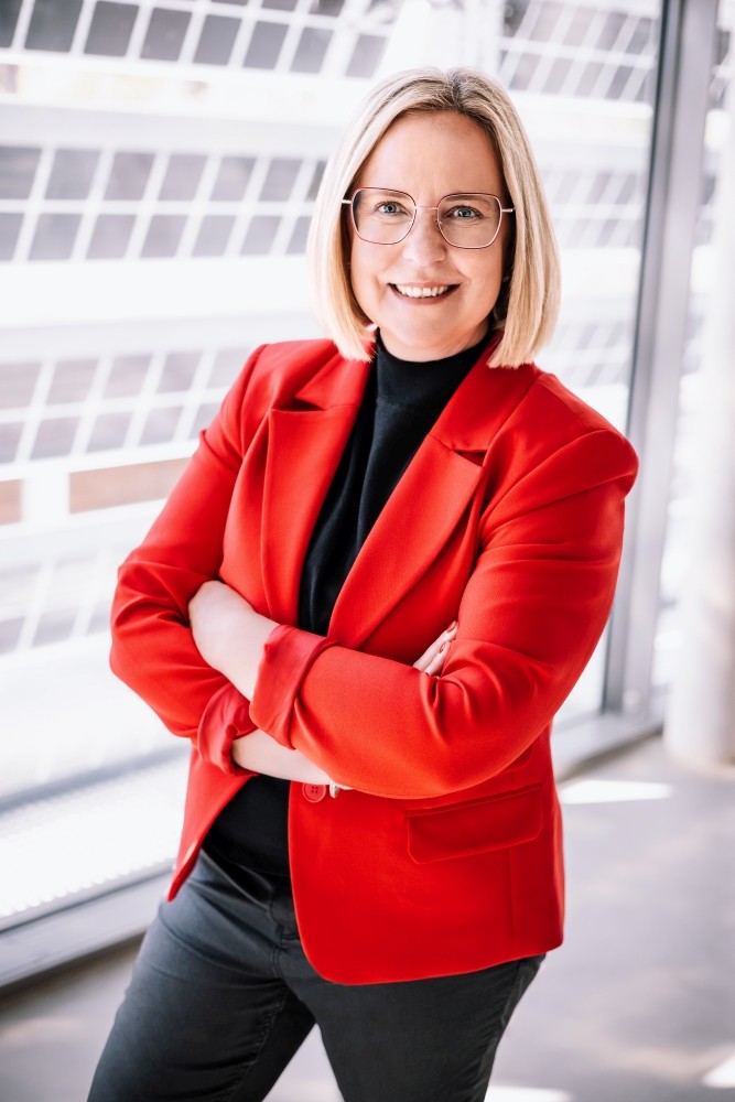 Melanie Habel ist Officemanagement-Enthusiast und virtuelle Assistentin mit über 20 Jahren Erfahrung, davon viele Jahre in unterschiedlichen Assistenzrollen im Bankenwesen. Mit Organisationstalent, Diskretion und einem feinen Gespür für Menschen unterstützte Teams und Führungskräfte. Heute begleitet sie Unternehmen bei ihren Office-Herausforderungen und begeistert in Seminaren mit praxisnahen Tipps zu Office-Hacks, Selbstmanagement und KI-Tools. Abbildung: Romy S Fotografie