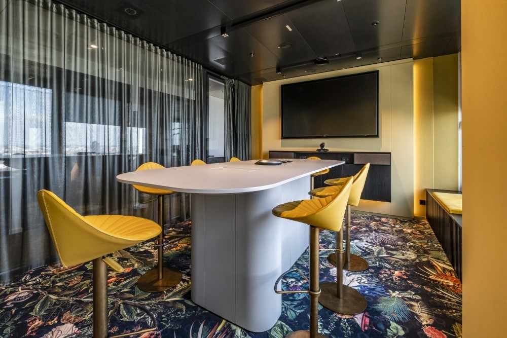 Konferenzraum mit Charakter: Die Kombination verschiedener Materialien und Farben schafft Atmosphäre. Abbildung: Arnt Haug