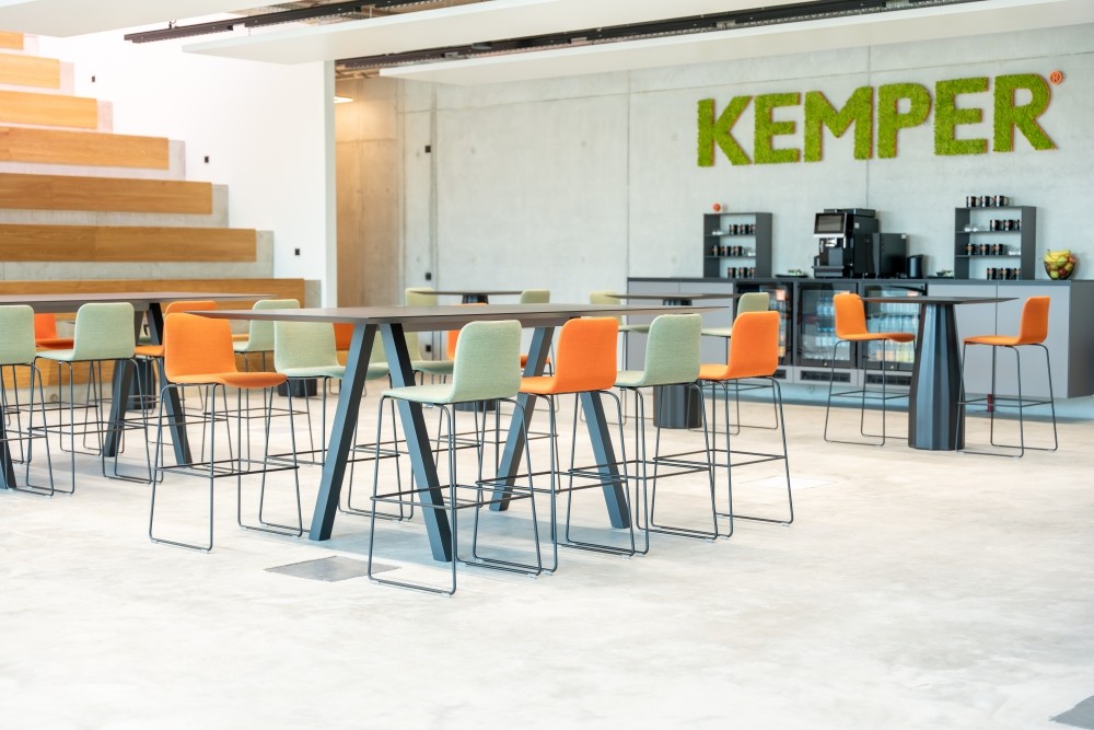 Einladend, funktional und wandelbar. Das Work-Café ist Treffpunkt für Pausen, Meetings und Eventfläche. Abbildung: thies – for work