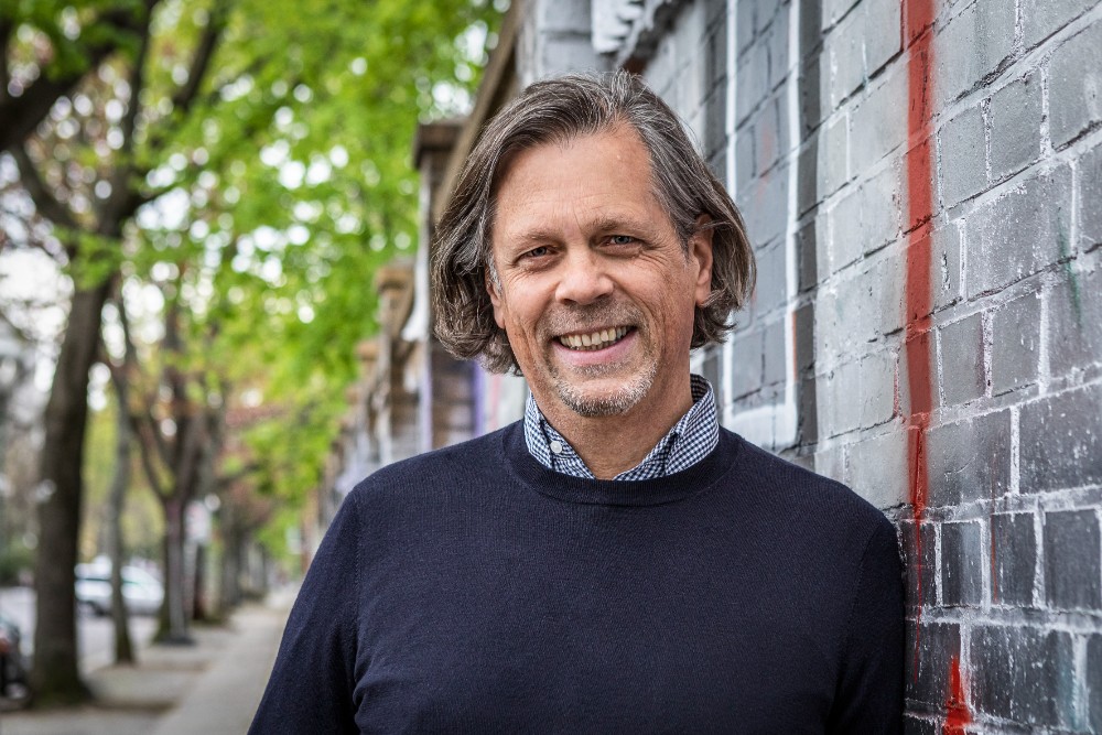 Björn Budack ist seit über 20 Jahren im Bereich Bürovermietung tätig. Der Gründer der Kette „Kiez Büro Coworking“ agiert auch erfolgreich als Unternehmensberater. Abbildung: Dajana Lothert