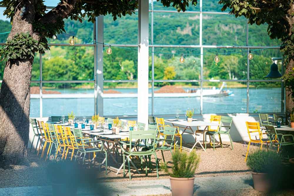 Fermob gestaltet Orte, an denen Menschen gern zusammenkommen. Abbildung: Kastaniengarten im Rheinhotel Dressen, Bonn-Bad Godesberg