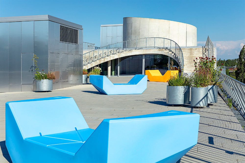 Begegnungs- und Arbeitszone mit Ausblick: Dachterrasse und Skydeck inszenieren Freiluftarbeit als Teil der Architektur. Abbildungen: Real-Treuhand Immobilien
