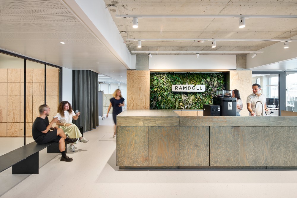 Zentrale Kücheninsel – ein lebendiger Treffpunkt im Arbeitsbereich, ideal für Austausch, Pausen und Kaffeegenuss. Abbildung: Philip Kottlorz