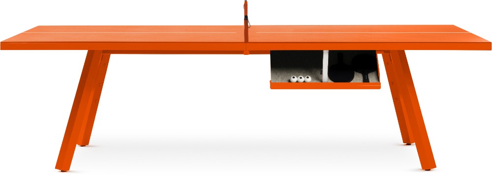 In die schlanke Form der Tischplatte ist kaum sichtbar ein Fach für Tischtennisschläger, Bälle und das Netz eingelassen. Abbildung: RS Barcelona