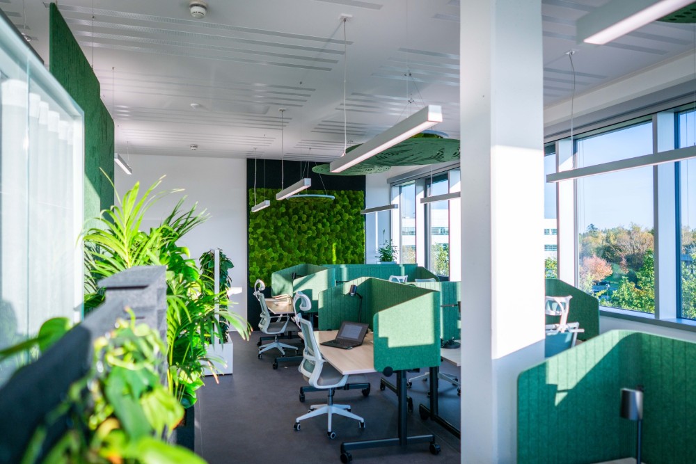 Biophilic Design kann in Kombination mit optimierter Privatheit das Wohlbefinden am Arbeitsplatz verbessern. Abbildung: Fraunhofer IBP