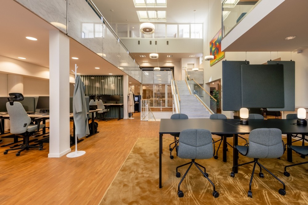 Die ursprüngliche Raumnutzung ist noch erkennbar, heute beherbergen unterschiedliche Arbeitsbereiche das Kirchenschiff. Abbildung: Henrik Mill