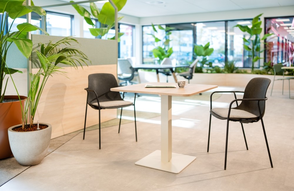 Dank der dunkleren Farbigkeit bietet Hemp Carbon Architekten und Planern neue gestalterische Möglichkeiten. Abbildung: Vepa