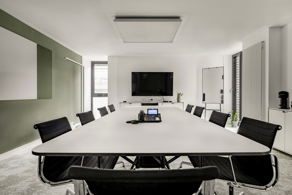 Office Club München: Für größere Runden gibt es auch größere Meetingräume. Abbildung: Klaas Fahr