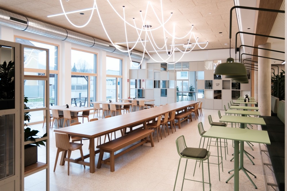 Ein Ort zum Verweilen: Die flexiblen Lichtzeilen im Working-Café brechen die Geradlinigkeit und setzen Akzente. Abbildung: Florian Schwarz