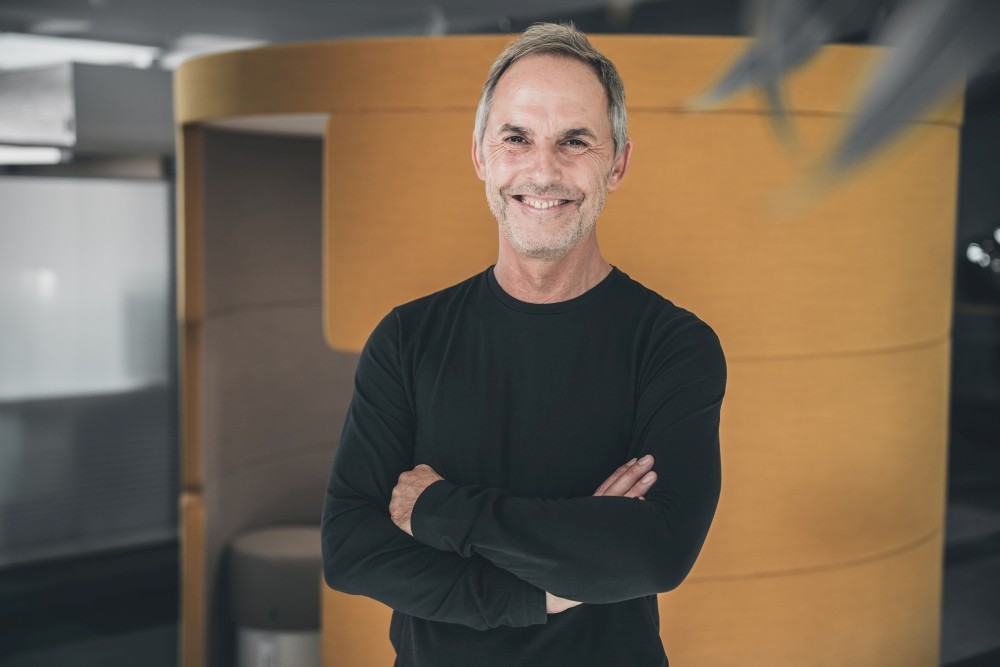 Stefan Kiss ist Experte für neues Arbeiten, Speaker und Explorer. Nach langen Stationen bei den Büromöbelherstellern Steelcase und Haworth ist er seit 2024 als Head of Workspace Innovation und Prokurist beim Büro- und Objekteinrichter LEIK tätig. Abbildung: Rohollah Mosavi, Tietge GmbH