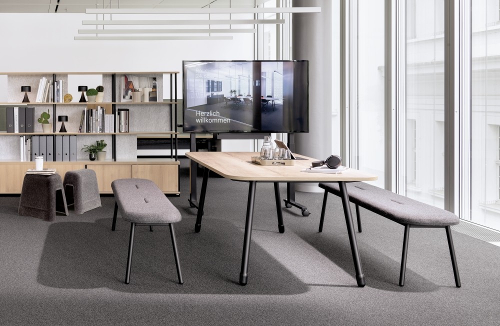 Vom großen Besprechungstisch bis zum Micro Workspace entstehen mit Winea Teams individuelle Orte, die Kommunikation fördern. Abbildung: Wini Büromöbel