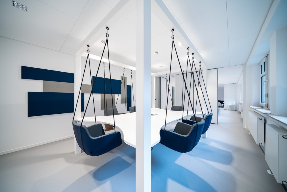 Rathaus Monheim: Im Meetingraum schaffen Ecophon-Akusto-One-Wandabsorber Absorptionsflächen und reduzieren so Flatterechos. Abbildung: Tim Kögler für Saint-Gobain Ecophon