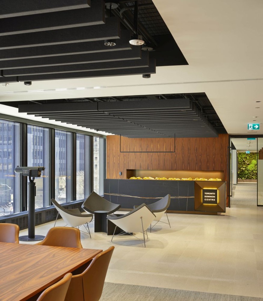 Arbeitsumgebung mit doppeltem Verwendungszweck: teils funktionales Büro, teils lebendiger Showroom. Abbildung: Tom Arban Photography Inc.