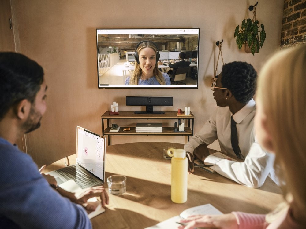 Meetings finden seltener in großer Runde statt, dafür häufiger spontan, in kleinen Konstellationen und fast immer hybrid. Abbildung: Jabra