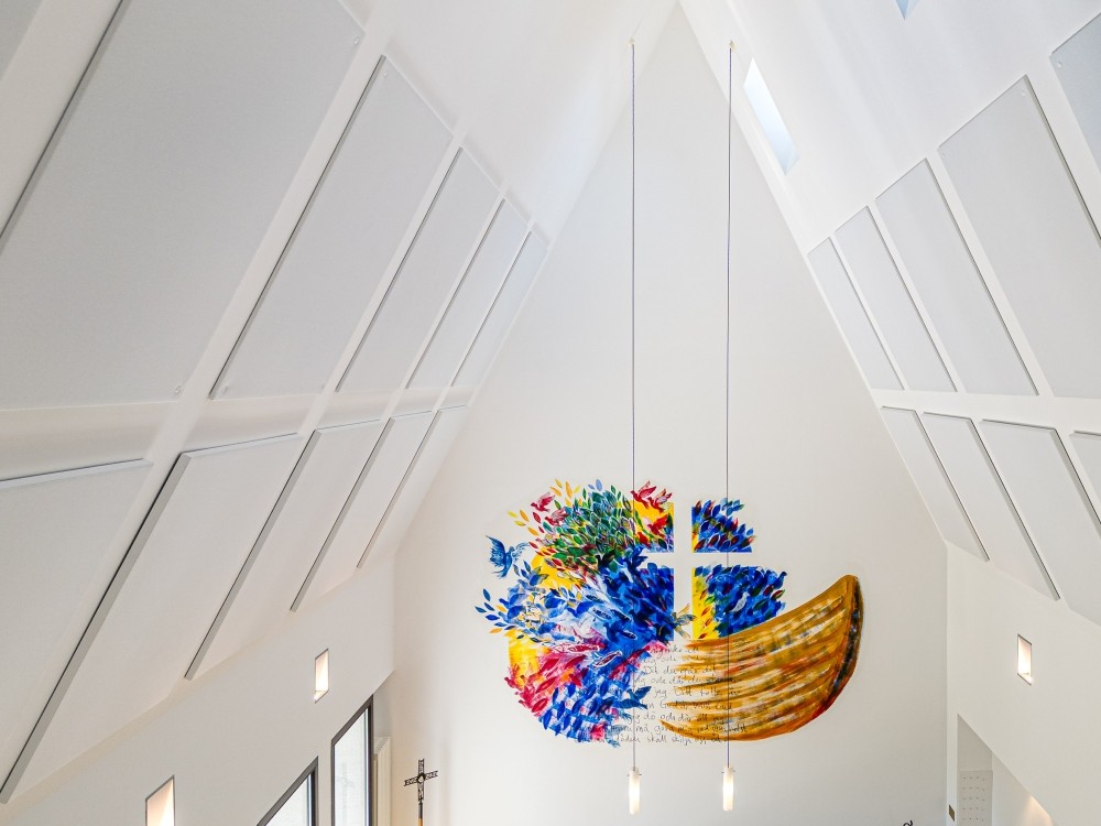 Der Architekt stimmte nur unter der Voraussetzung zu, dass sich die Deckenabsorber optisch unauffällig einfügen und bündig montiert werden. Abbildung: Roger Rachel Fotografie