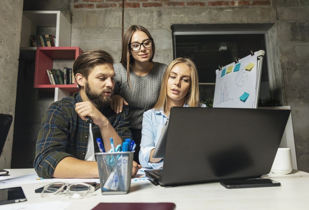 Wenn Mitarbeitende ihre Arbeit als gesellschaftlich wirkungsvoll ansehen, bewerten sie sie als besonders sinnstiftend. Abbildung: ProlmageContent, Depositphotos