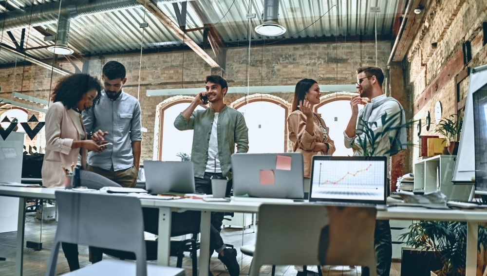 Das meistdiskutierte Thema in Coworking-Bewertungen ist nicht der Schreibtisch, das WLAN oder der Kaffee, es sind Personal und Betreiber. Abbildung: 4pmphoto@gmail.com, Depositphotos