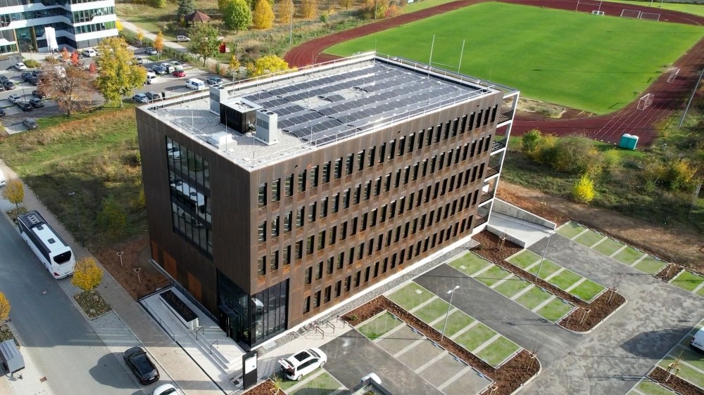 Im Würzburger Gewerbegebiet Skyline Hill liegt der Neubau „Bürogebäude JS16 am Hubland“. Abbildung: Railing GmbH