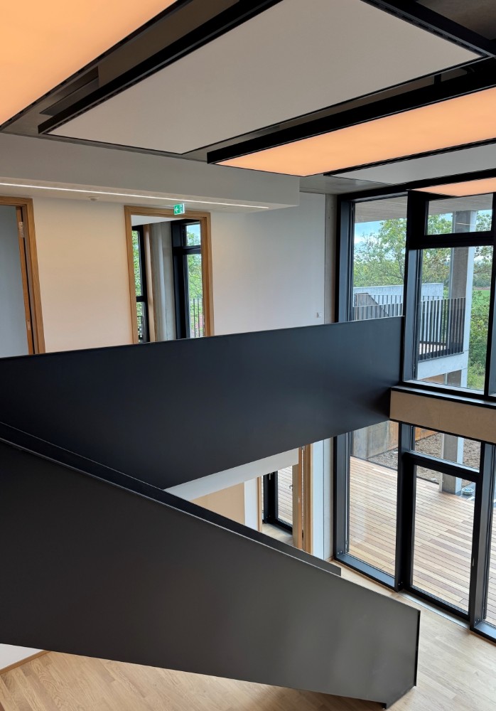 Im Atrium sind abwechselnd die Deckensegelsysteme Indusail Louminous sowie Indusail Sonic installiert. Abbildung: Dr. Kley Steuerberatungsgesellschaft