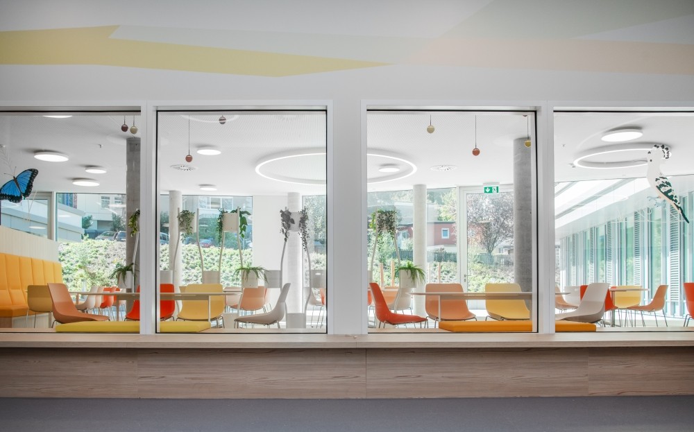 „Strandcafé“ zwischen gelbem und rotem Kubus in Mischtönen mit Fenstersitzbank und Lichttropfen. Abbildung: Vanessa Battré