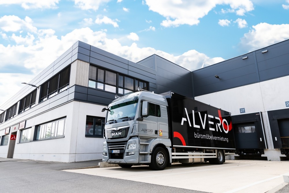 Die moderne Lkw-Flotte von Alvero, hier in der Kölner Niederlassung. Abbildung: Alvero Bürovermietung