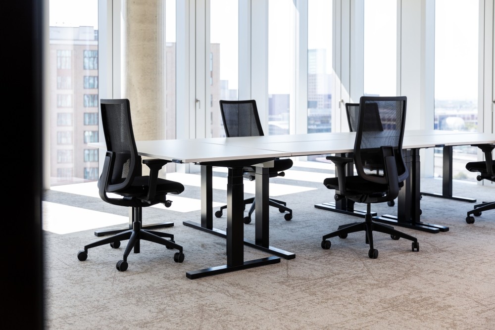Mietmöbel von Alvero gibt es auch bei Rivvers, einem Anbieter von Coworking- und Flex-Office-Spaces. Abbildung: Alvero Bürovermietung