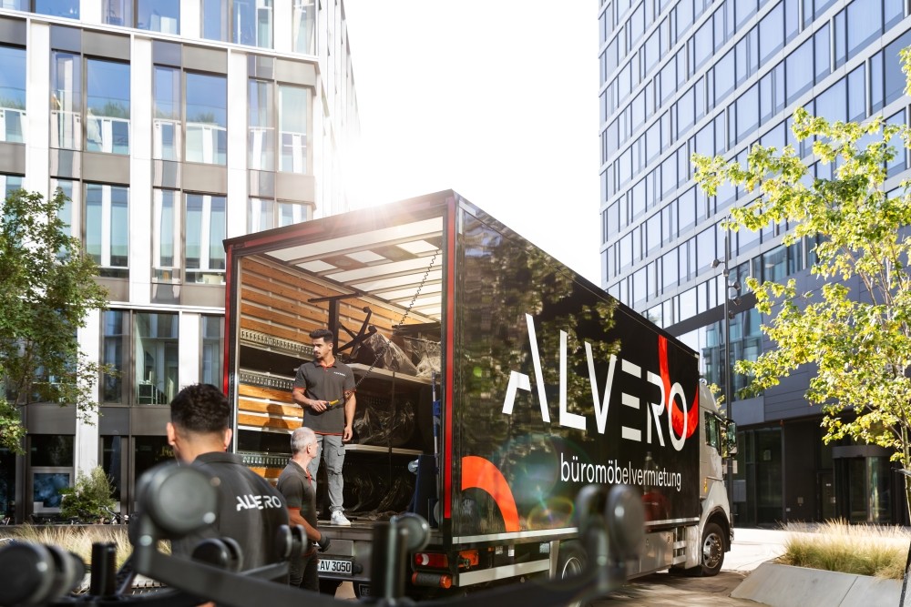 Bei Alvero wird Service großgeschrieben: von der Beratung bis zur Planung, vom Transport bis zur Lieferung und Montage. Abbildung: Alvero Bürovermietung
