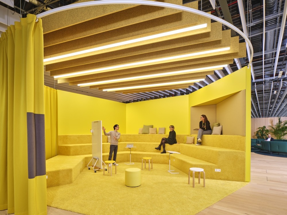 Meetingraum mit Dancing Wall, Visiona Stool und NesTable. Abbildung: Eduardo Perez