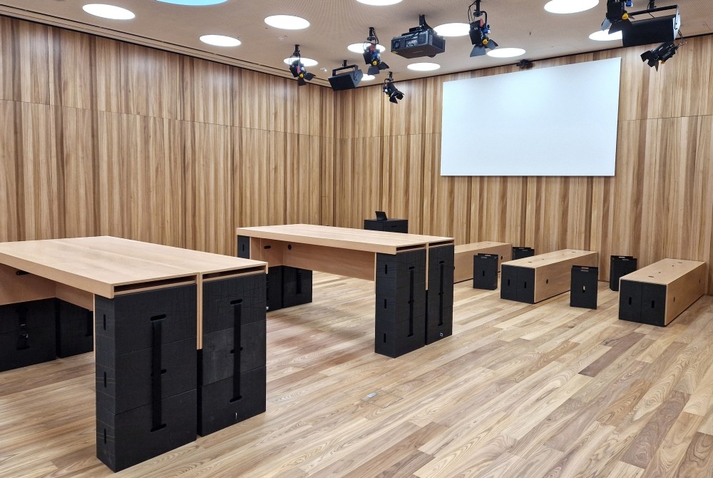 Fein gearbeitete Rüster-Wandverkleidungen und die haptische Materialität der „Space Companion“ verleihen den Räumen wohnliche Eleganz. Abbildung: Thomas Sante