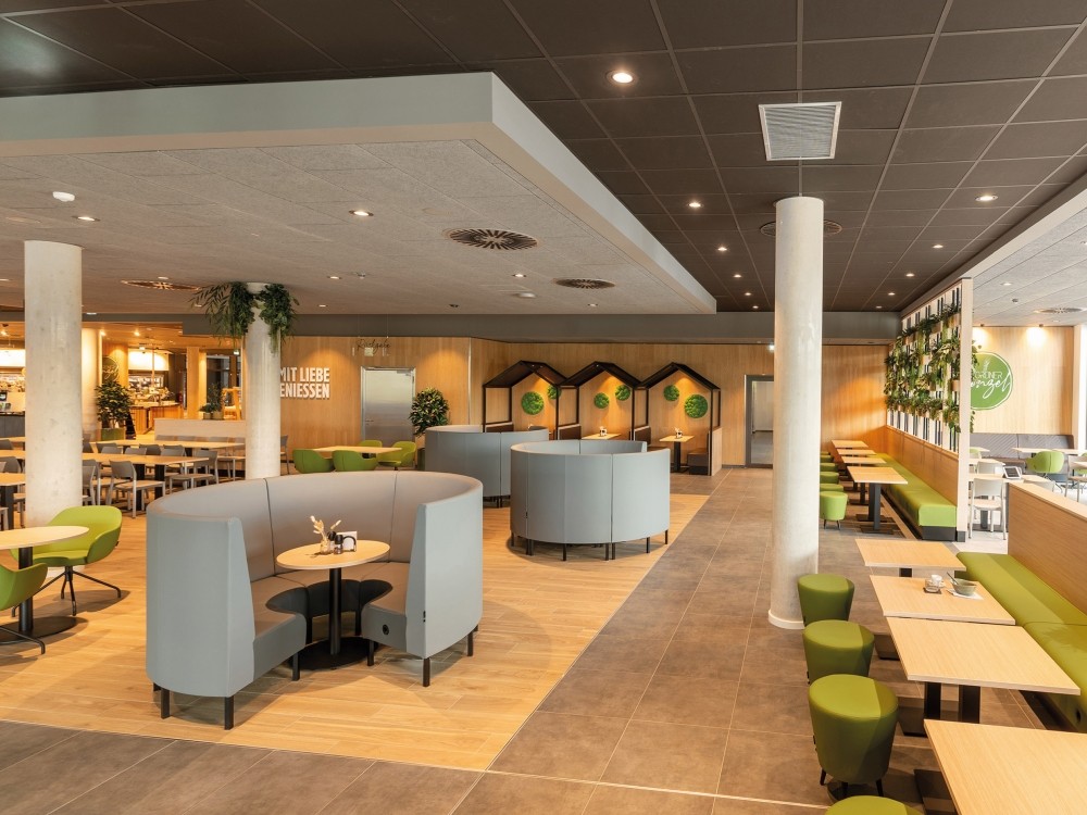 Das Betriebsrestaurant ist ein zentrales Element des neuen Edeka-Campus. Abbildung: Oliver Windus Fotodesign