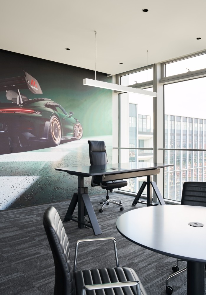 Klassischer Arbeitstisch mit Anspruch. Abbildung: Abbildung Porsche HQ Shangai/anySCALE/matsu group