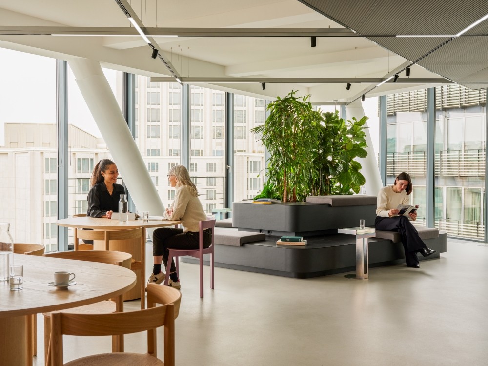 Hoher Designanspruch und viel Platz für Austausch sind für die multinationalen Teams moderner KI-Unternehmen wichtig. Abbildung: Robert Rieger